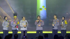 prabowo berbincang langsung kepada lima polisi yang mendapatkan penghargaan hoegeng awards 2023